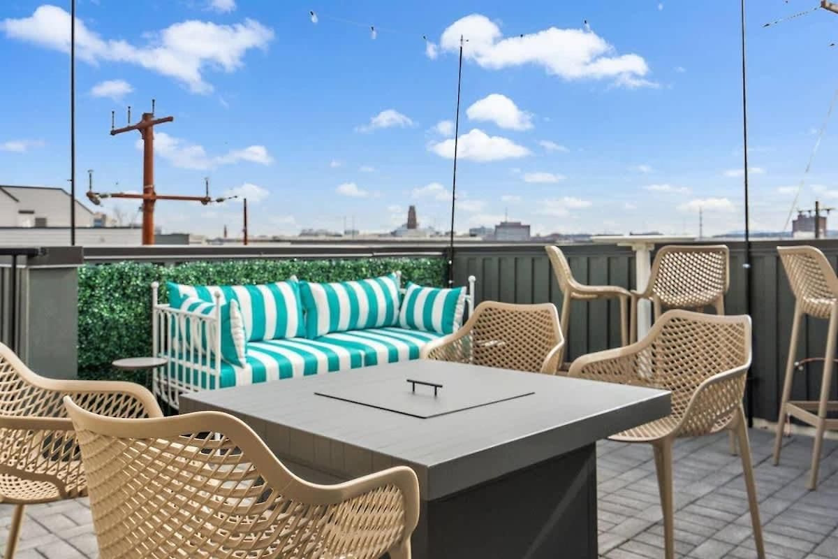 The Southern Lady & Gentleman - Rooftop Patios Holiday home *