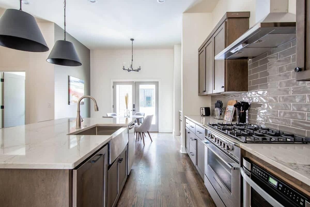 West End Luxe - Outdoor Patio And Rooftop Views Holiday home *