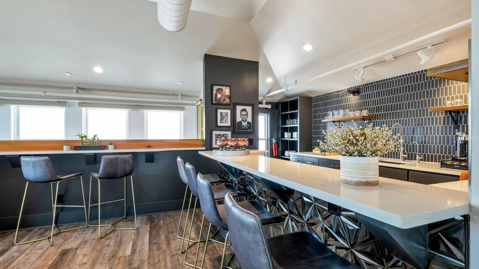 Skyline With Penthouse & Rooftop Deck 6br By Maddox *