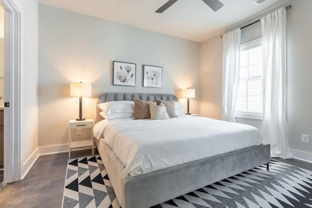 New Side By Side Homes - Sleeps 24 Nashville