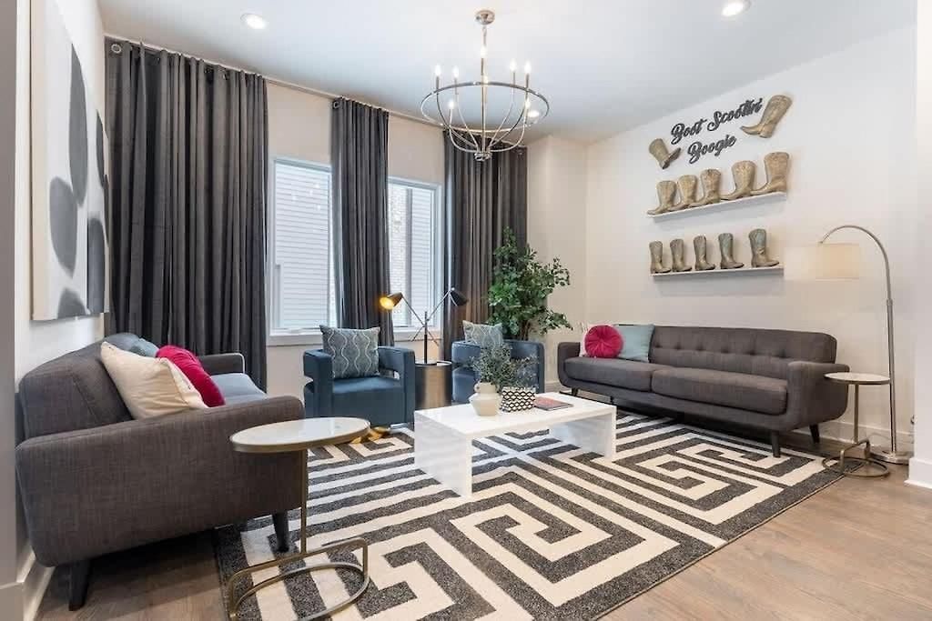 Holiday home King Bed - Parking - 3 Miles To Lower Broadway