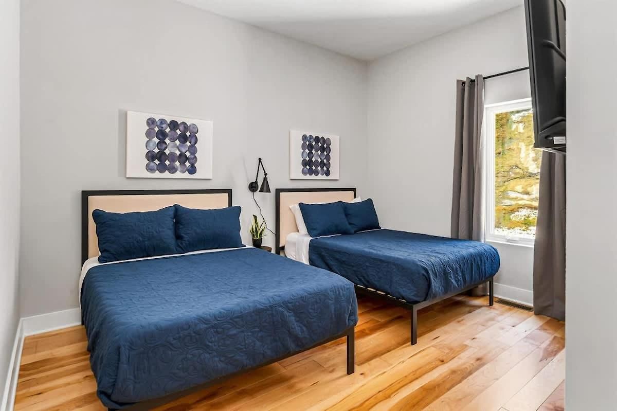 Side-by-side Homes With Hot Tubs - Sleeps Over 20 Guests *