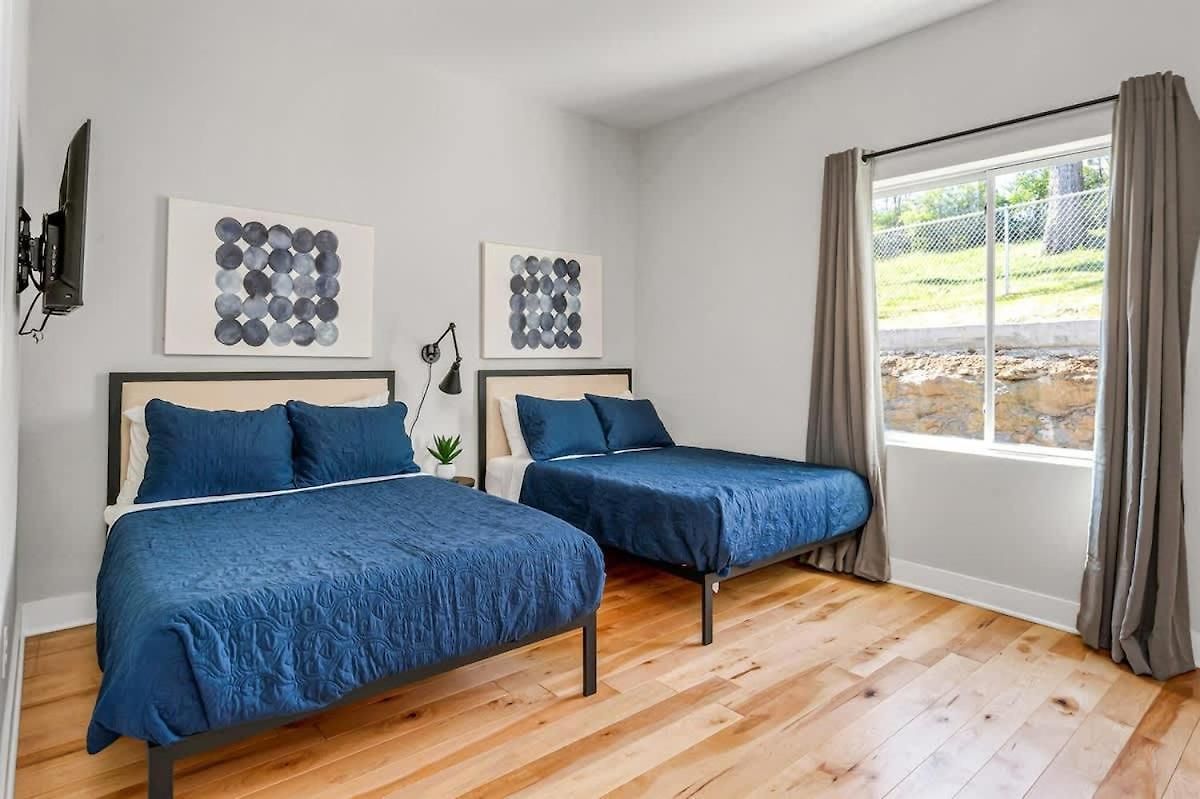Spacious Nash For 12 Guests With Rooftop Views And Hot Tub Holiday home