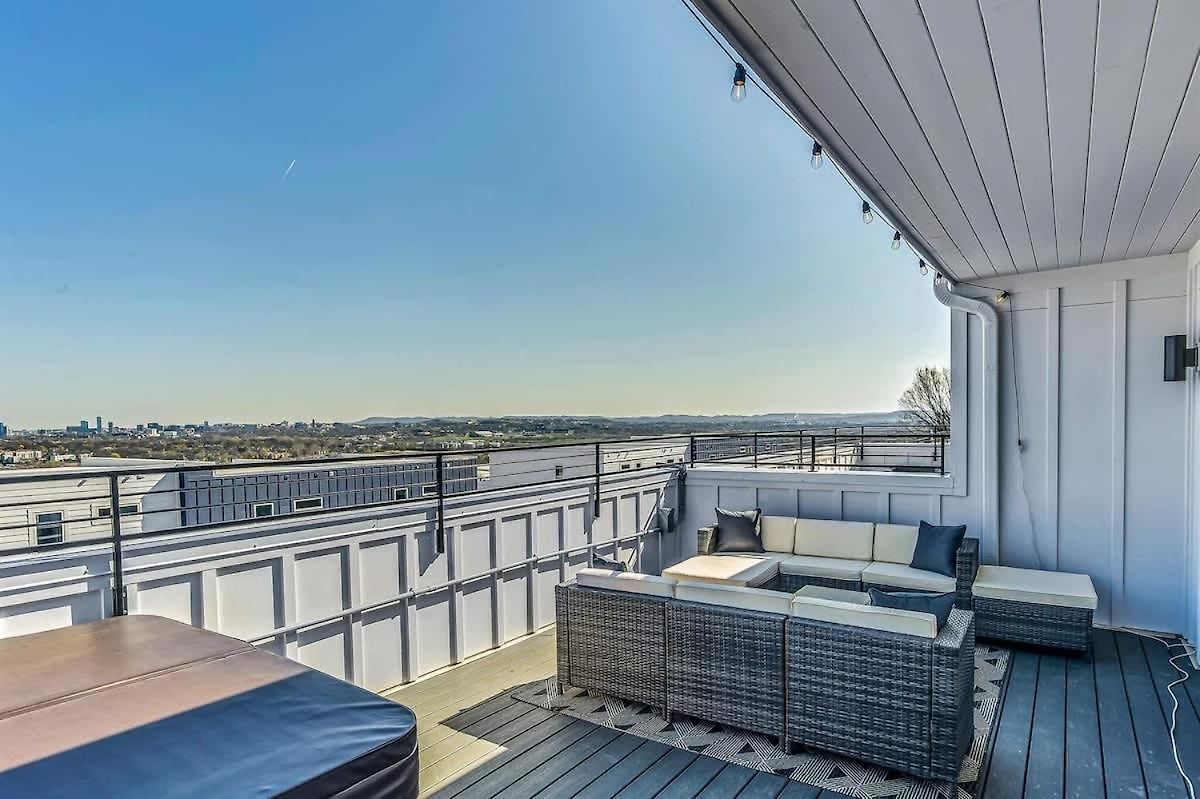Spacious Nash For 12 Guests With Rooftop Views And Hot Tub Holiday home *