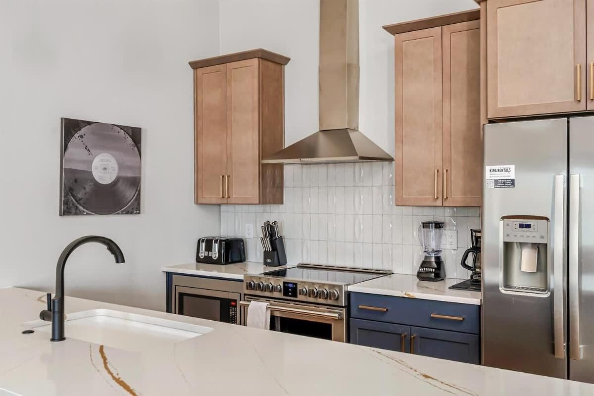 Holiday home Spacious Nash For 12 Guests With Rooftop Views And Hot Tub Nashville