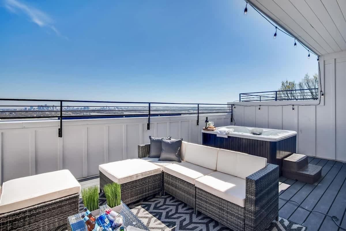 Rooftop Views - Hot Tub - Near Honky Tonks & Bars *