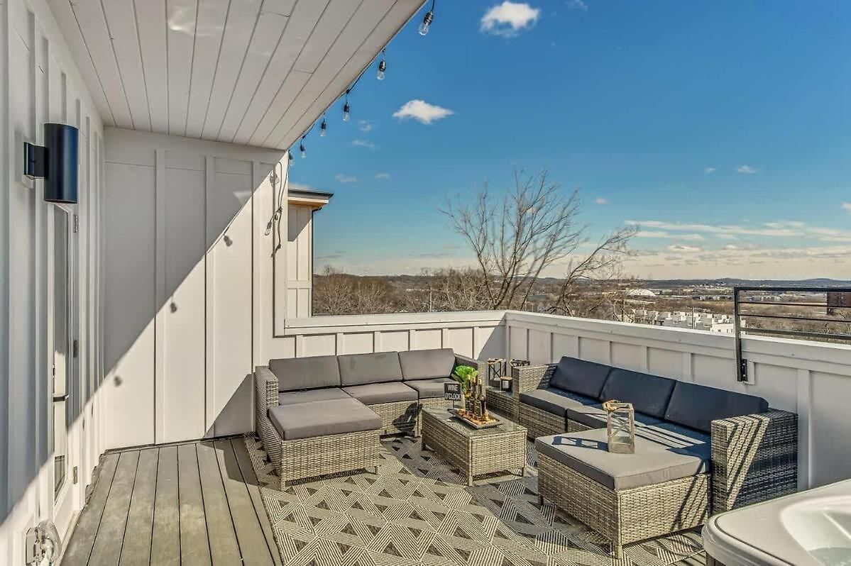 Brand New Side By Side Homes - Sleeps 24 Guests *