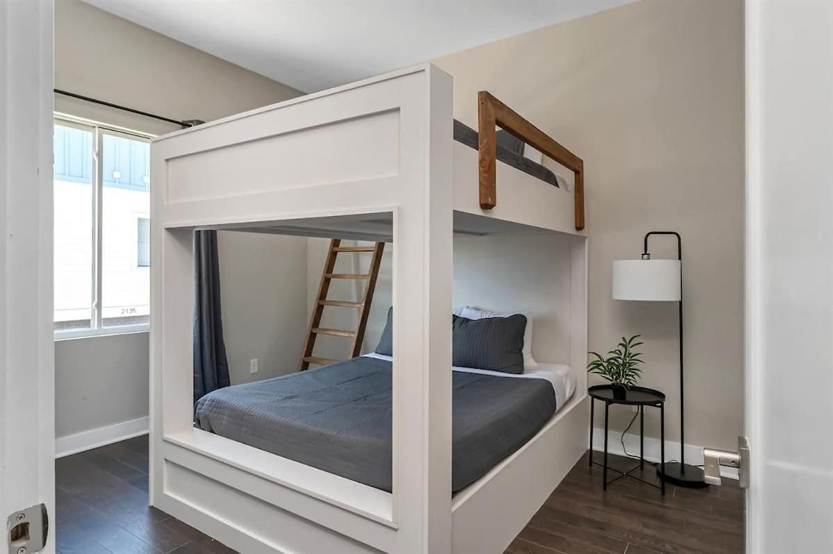 Brand New Side By Side Homes - Sleeps 24 Guests Holiday home Nashville