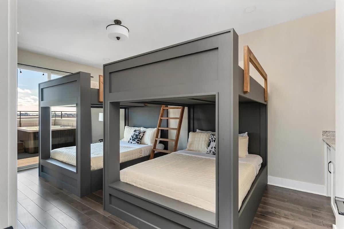 Gorgeous New Nash - Rooftop Views - Hot Tub *