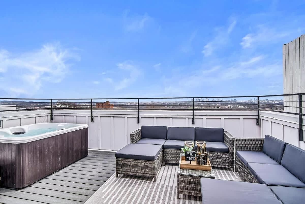 Large Rooftop Hot Tub & View Holiday home Nashville