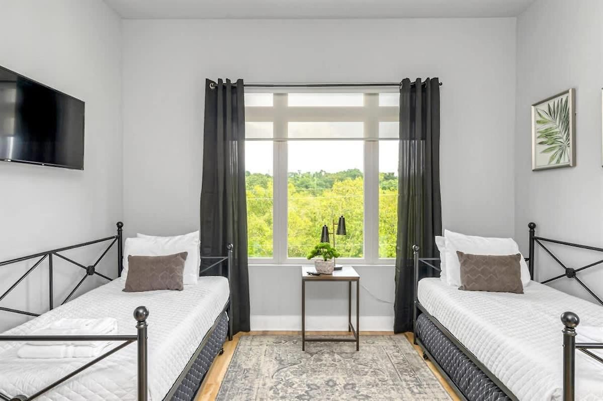 Spacious Sleeps 12 Rooftop Lounge *