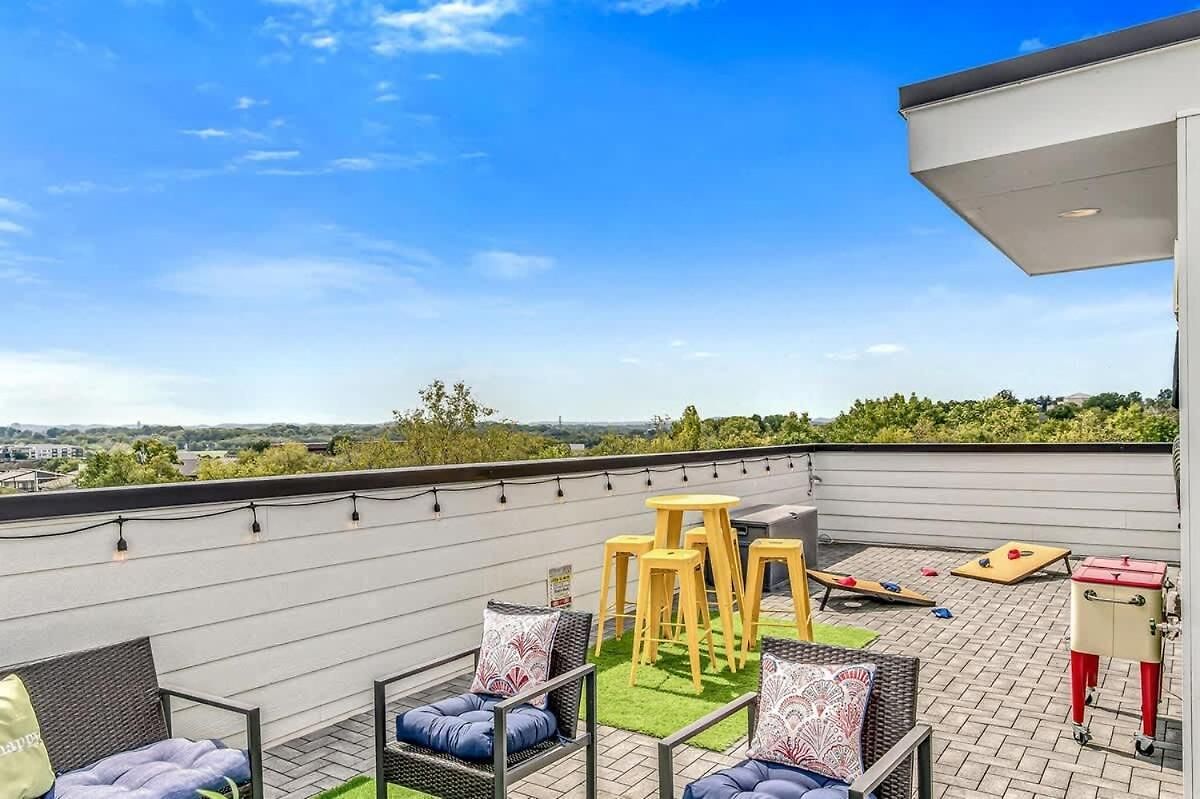 Spacious Sleeps 12 Rooftop Lounge Holiday home Nashville