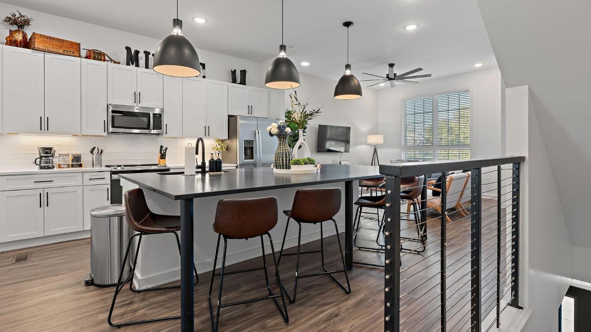 Charmer - Private Rooftop - Sleeps 14 *
