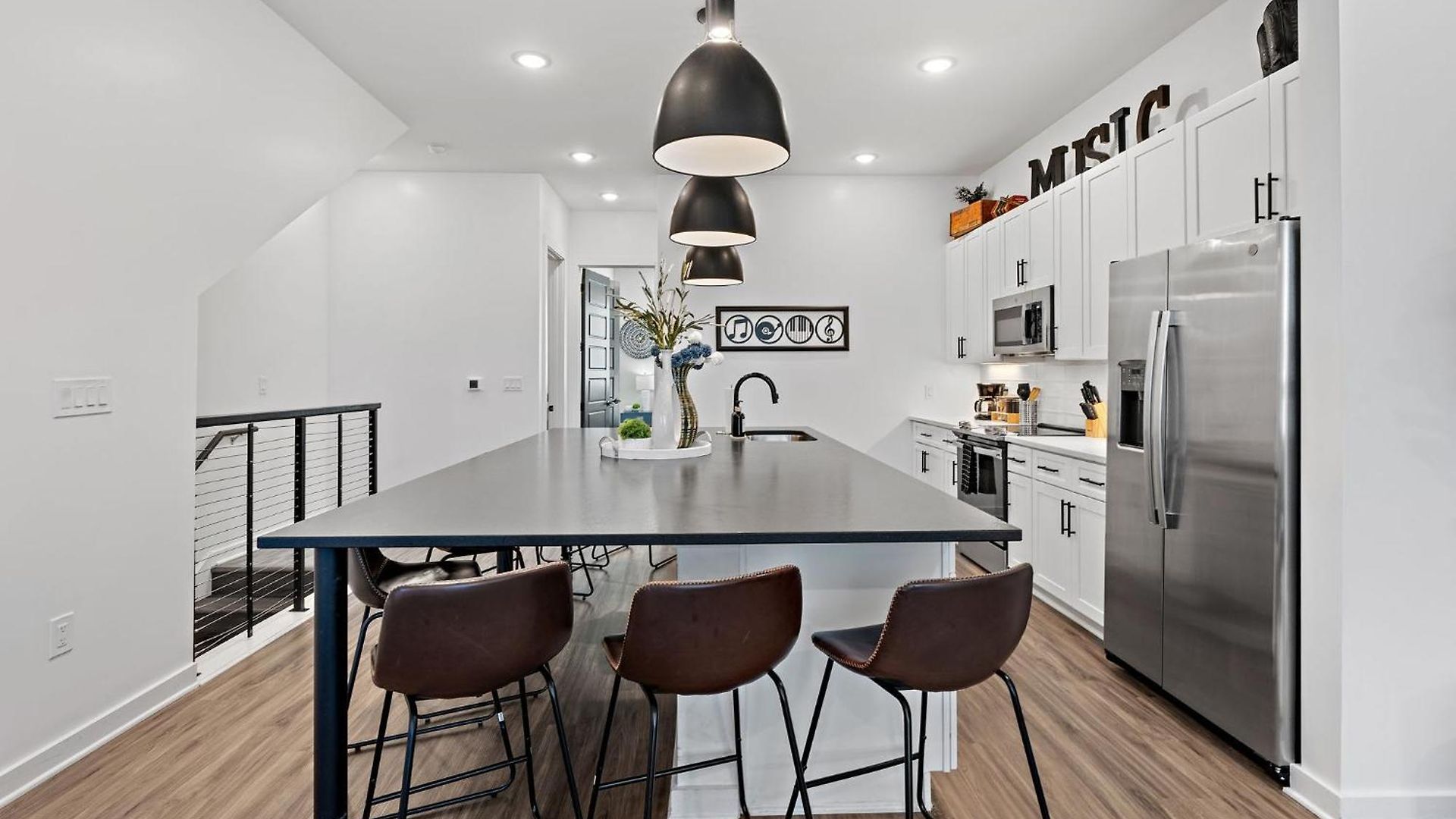 Charmer - Private Rooftop - Sleeps 14