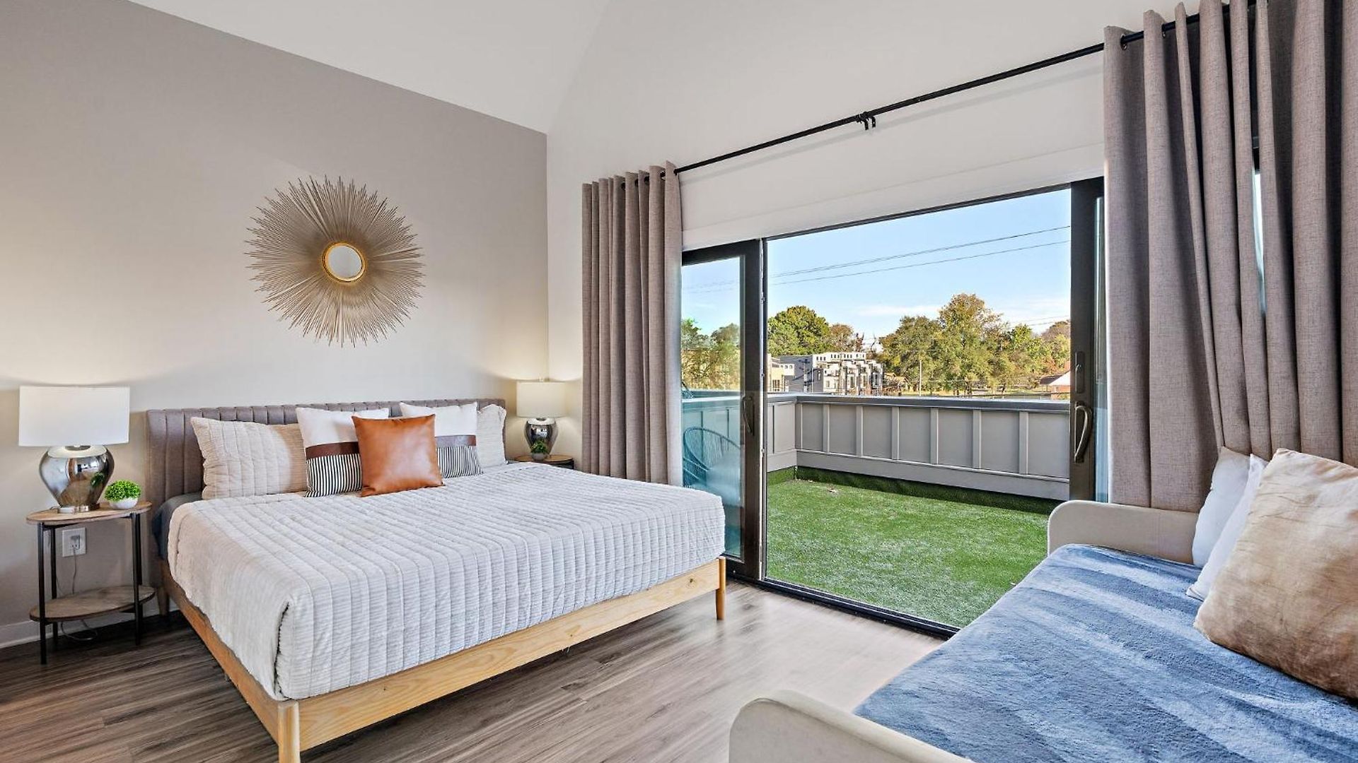 Charmer - Private Rooftop - Sleeps 14 *
