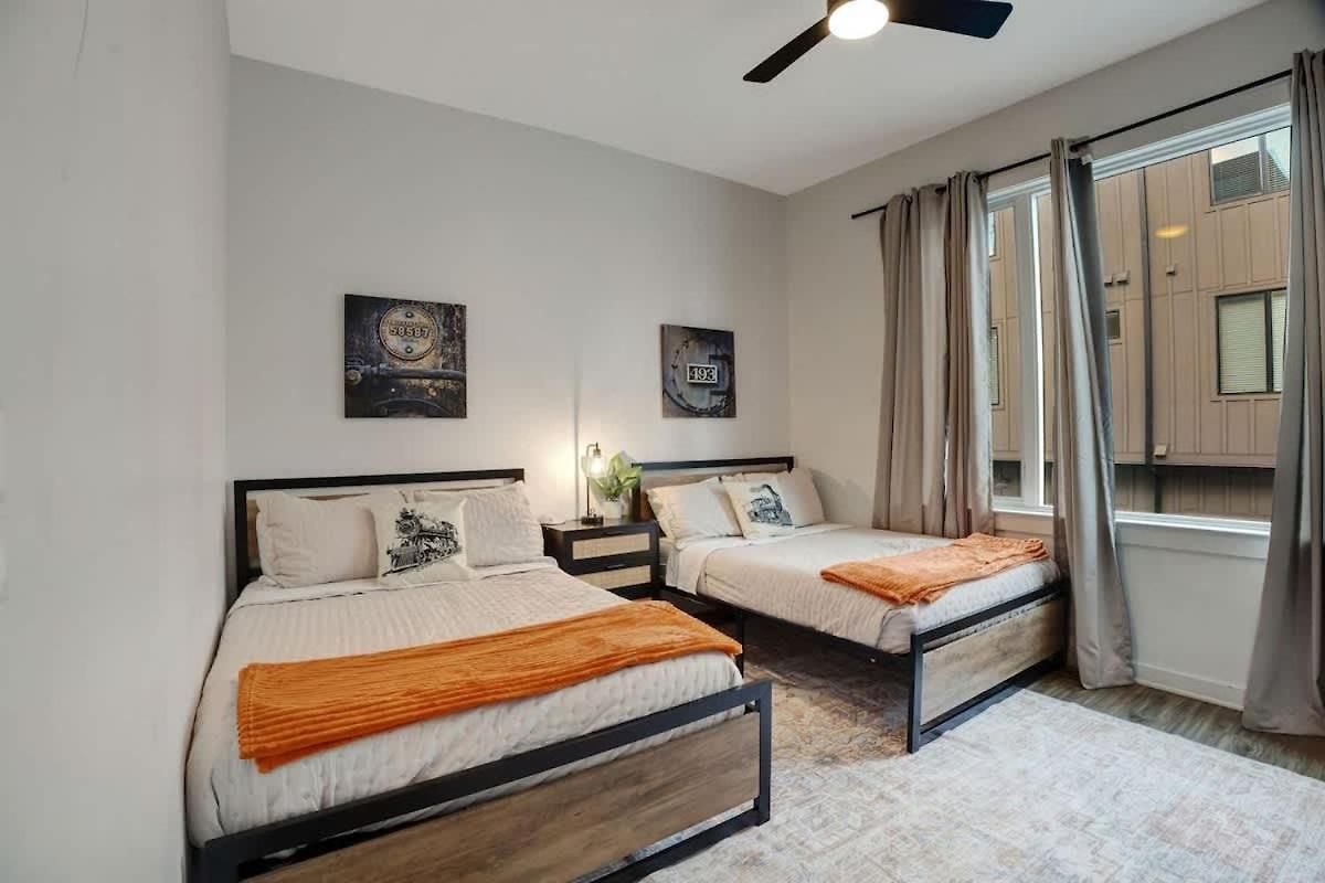 Highland Station - Private Rooftop - Sleeps 14 *