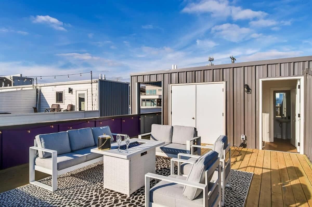 Side By Side Era - Hot Tubs - Rooftop Views *