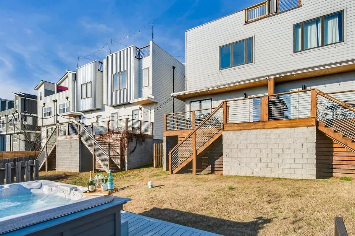 Side By Side Era - Hot Tubs - Rooftop Views *