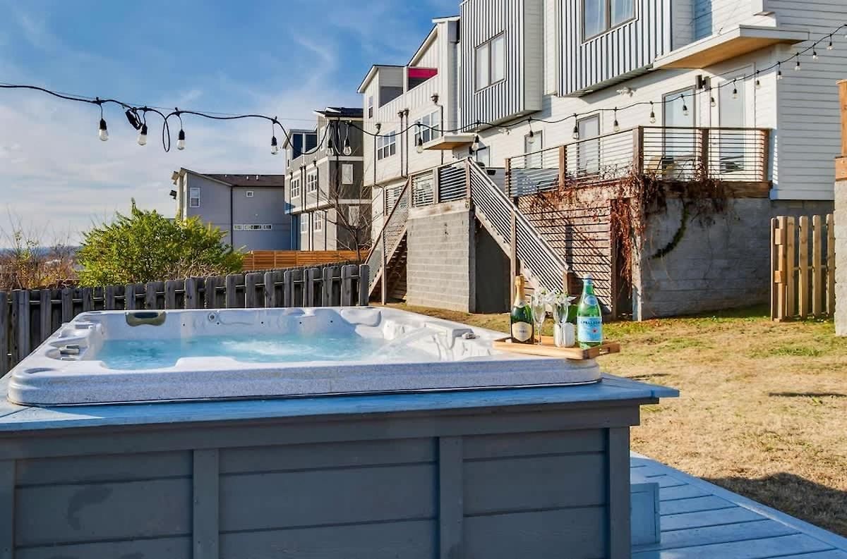 Holiday home Rooftop Skyline Views - Private Hot Tub - Fire Pit *