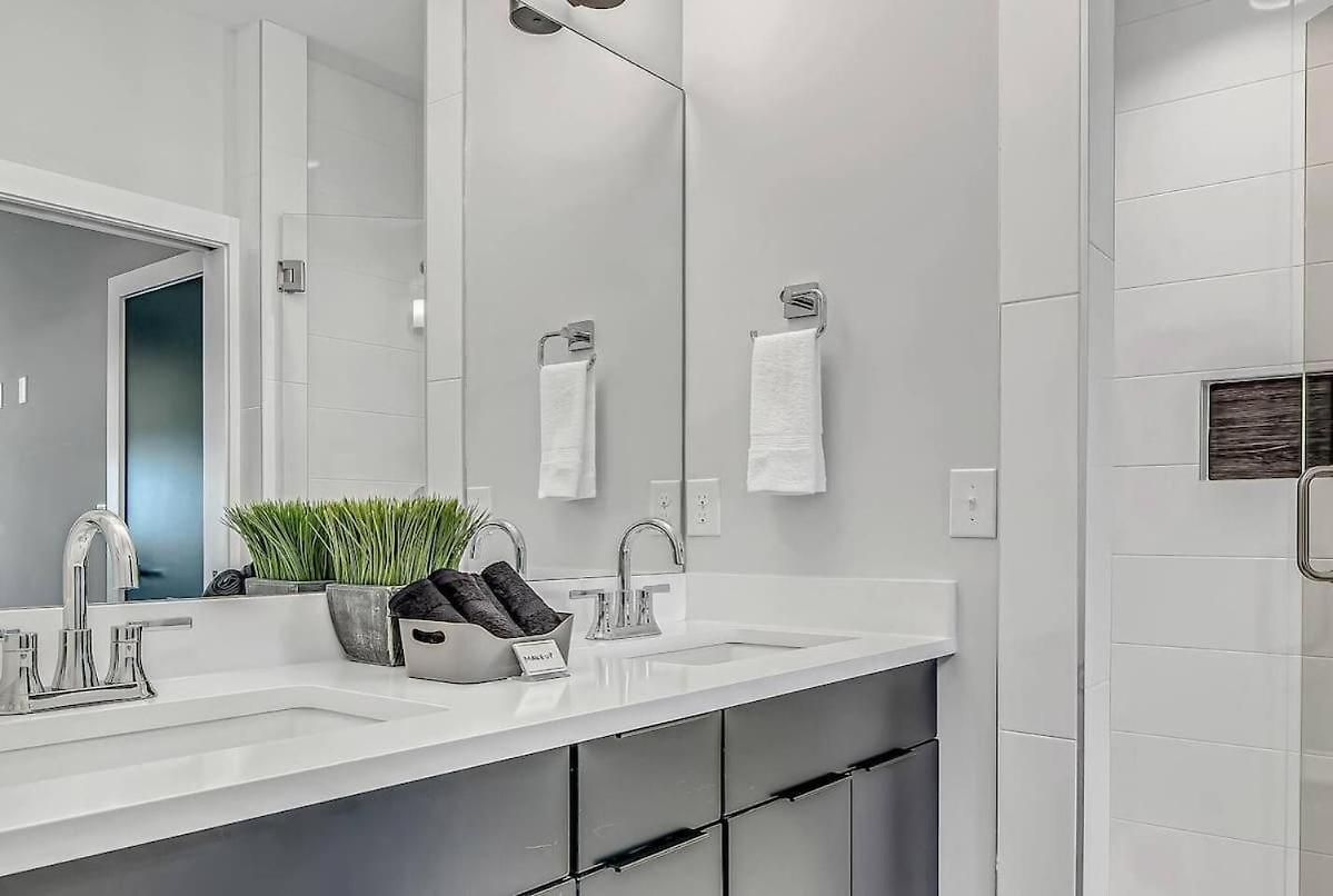 Two Large Homes Minutes To Downtown Holiday home