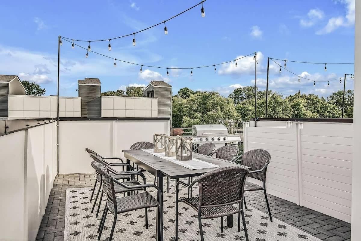 Two Large Homes Minutes To Downtown Holiday home