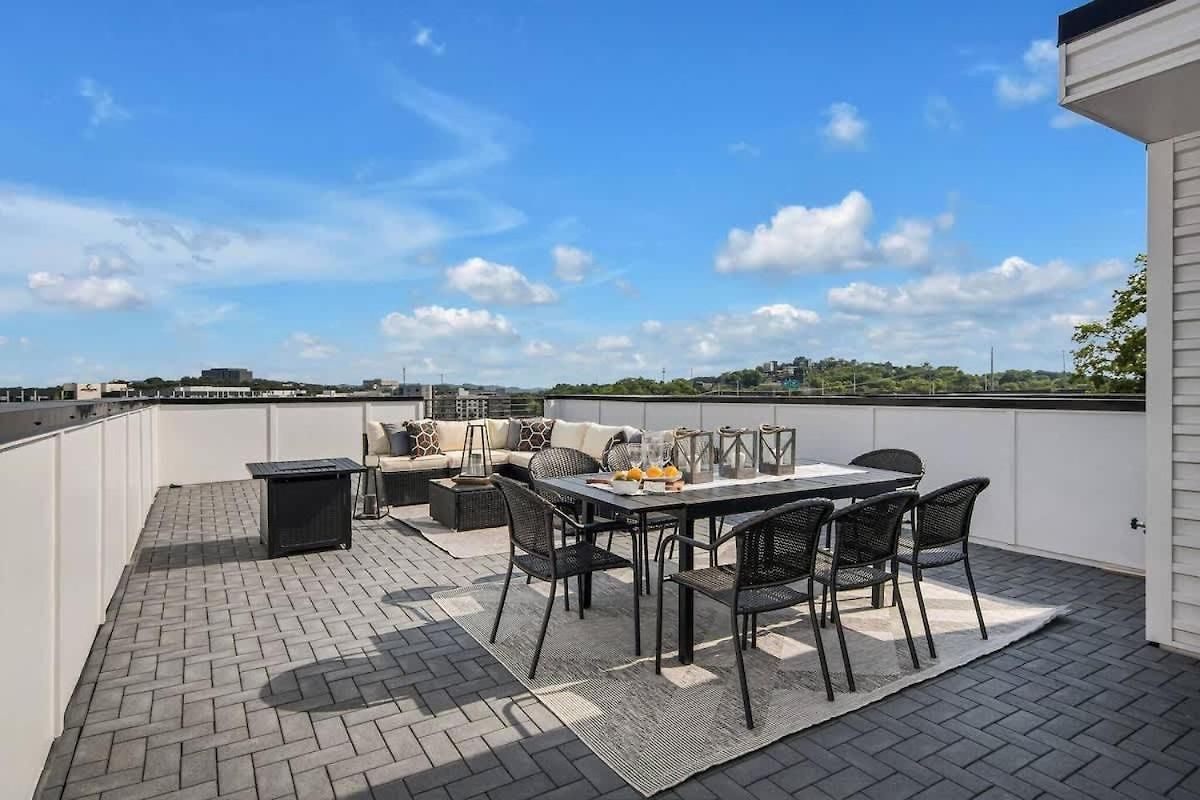 Two Large Homes Minutes To Downtown Nashville