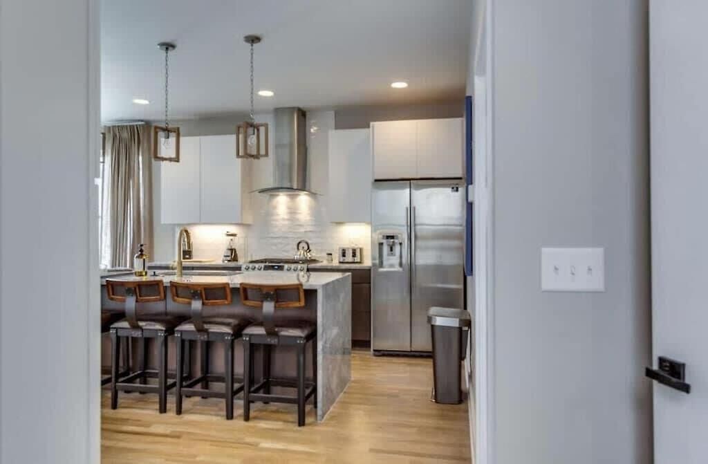 Spacious Close To Belmont Rooftop *