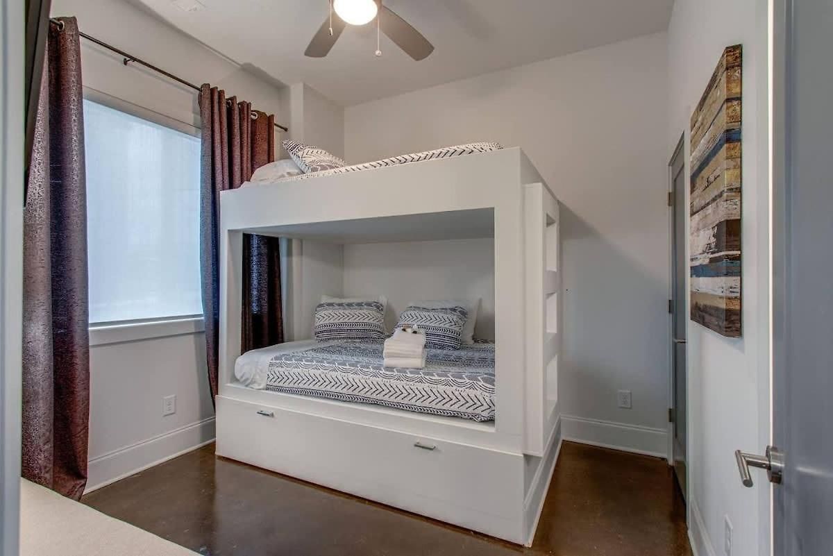 Two Homes - Accommodates 24 Guests * Nashville
