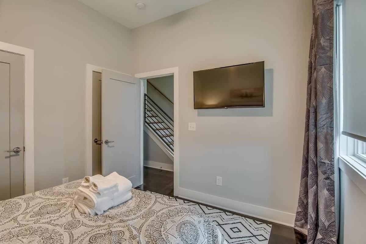Two Homes - Accommodates 24 Guests * Nashville