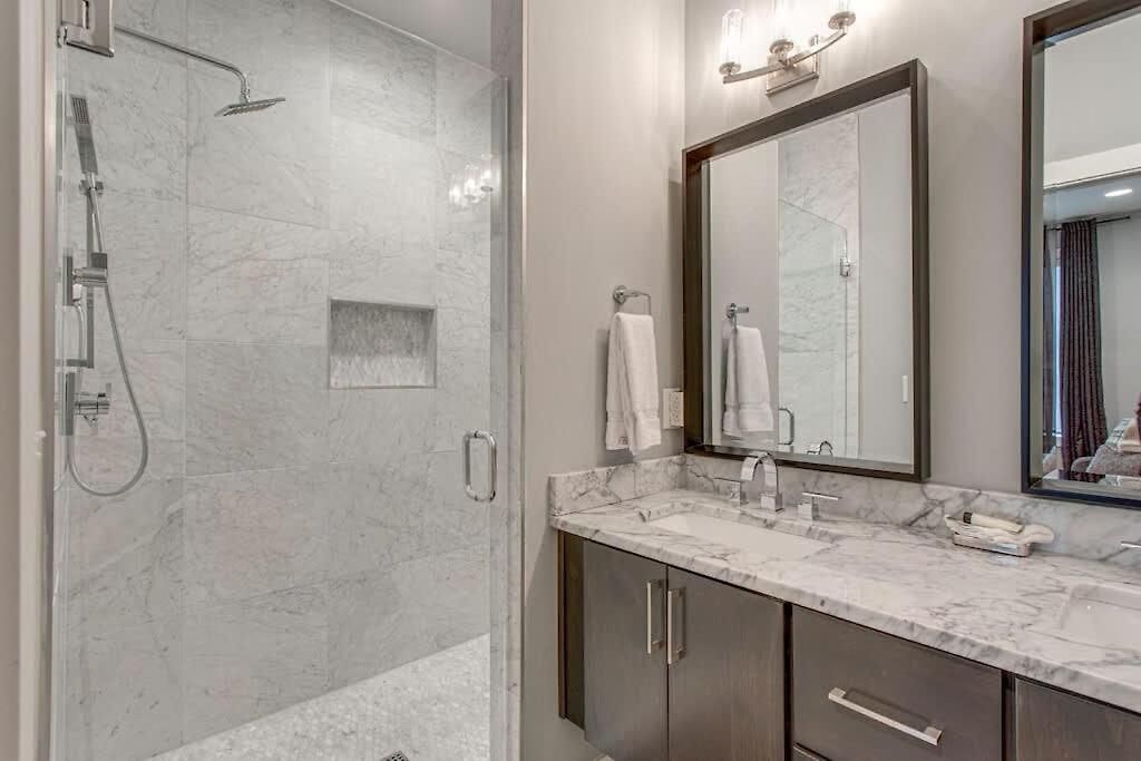 5 Min Uber To Downtown - 2 Car Gargage - Rooftop Holiday home *