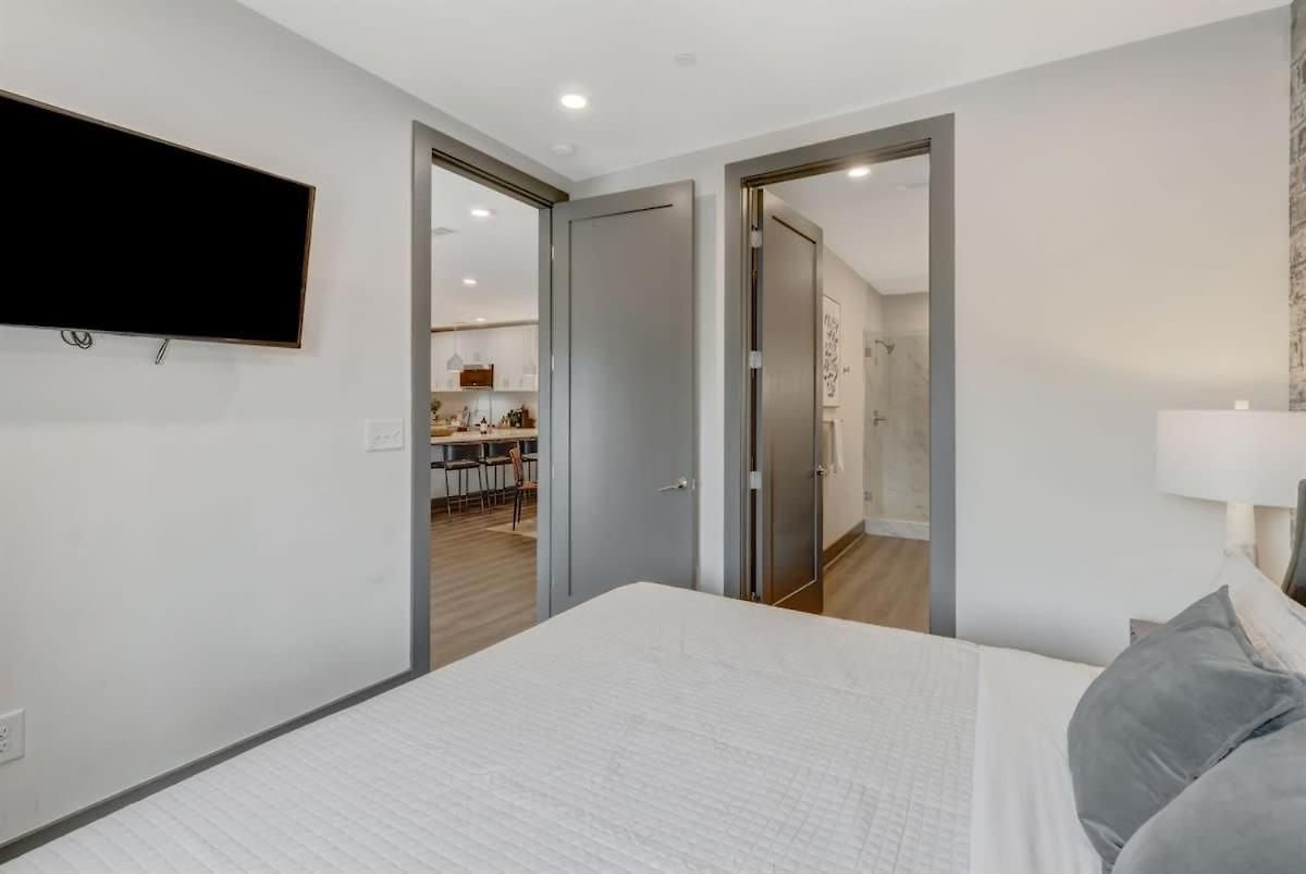 Holiday home 6 Min To Broadway - Gym Rooftop Sleeps 8 *