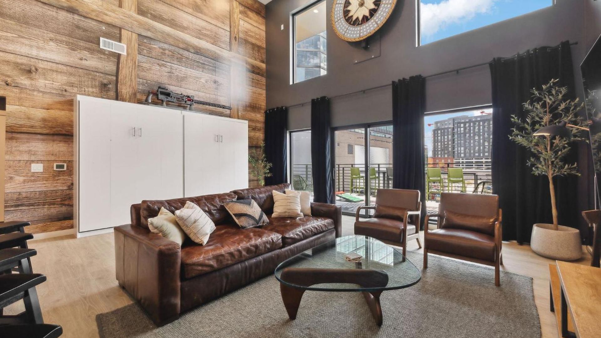 Apartment Walk To Broadway! The Man Cave/cowboys & Playboys With Pool & Gym