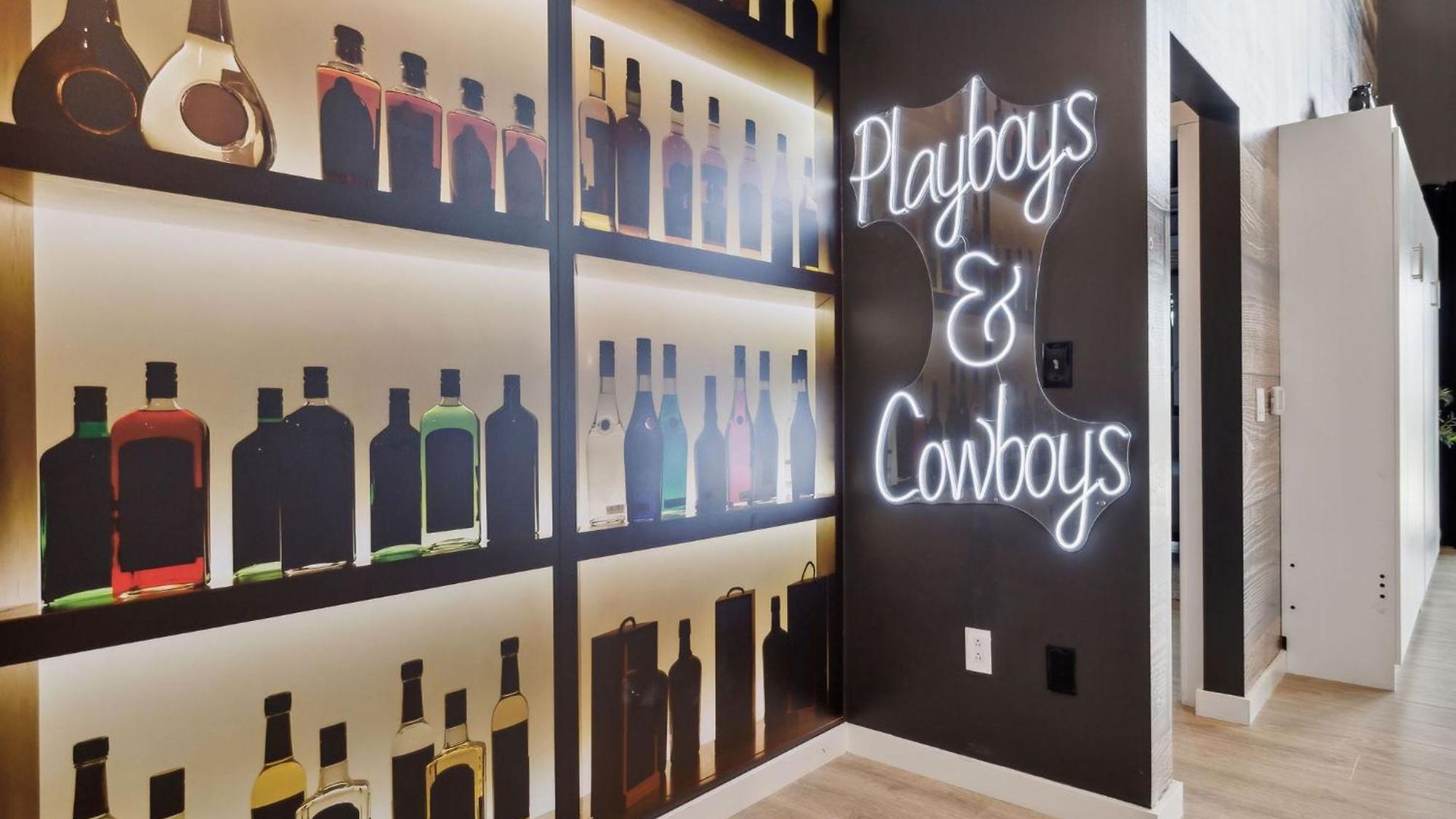 Walk To Broadway! The Man Cave/cowboys & Playboys With Pool & Gym Apartment