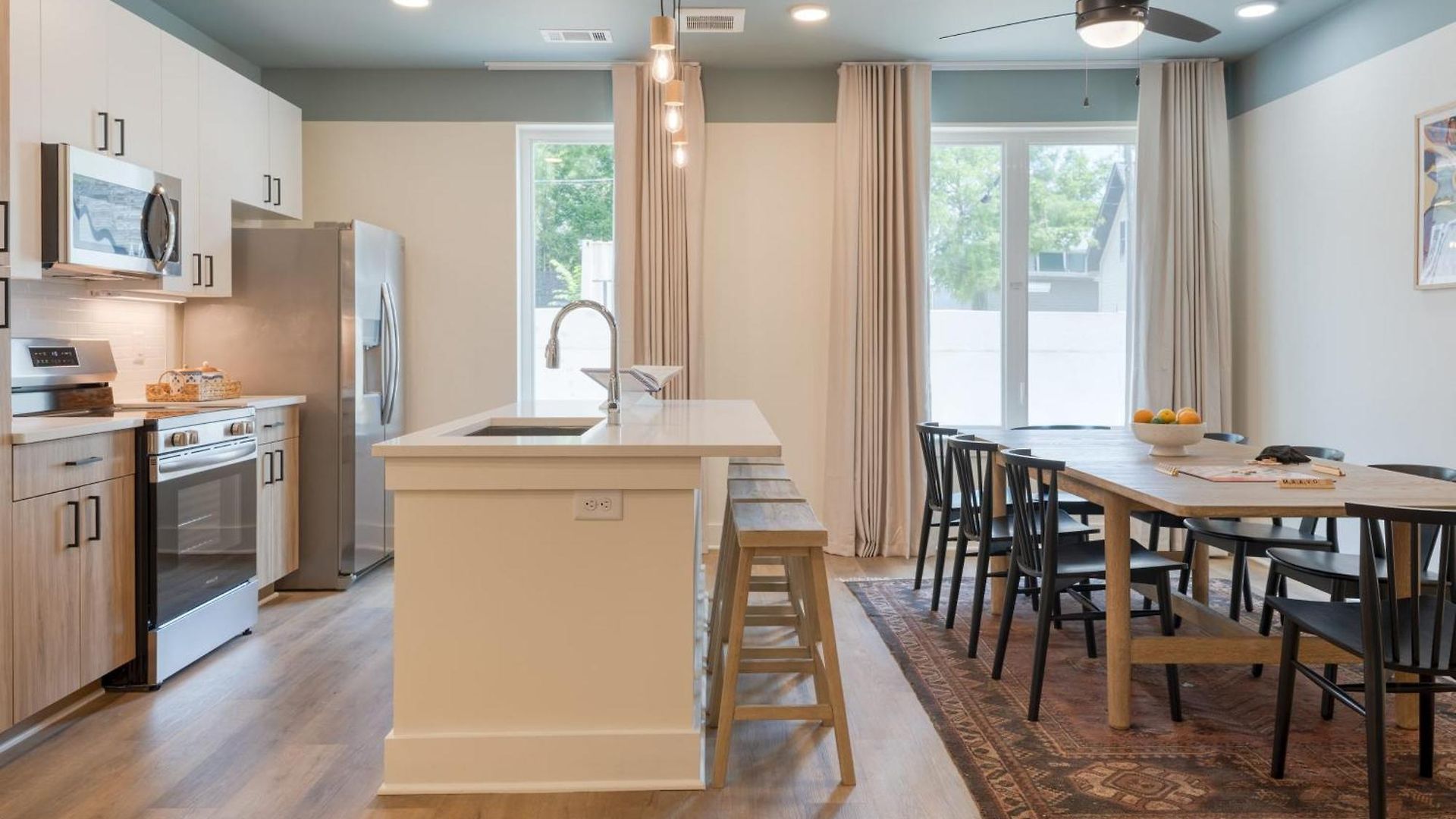Holiday home 4 Units 16 Guests New 12 South Rooftop Courtyard The Gilmore