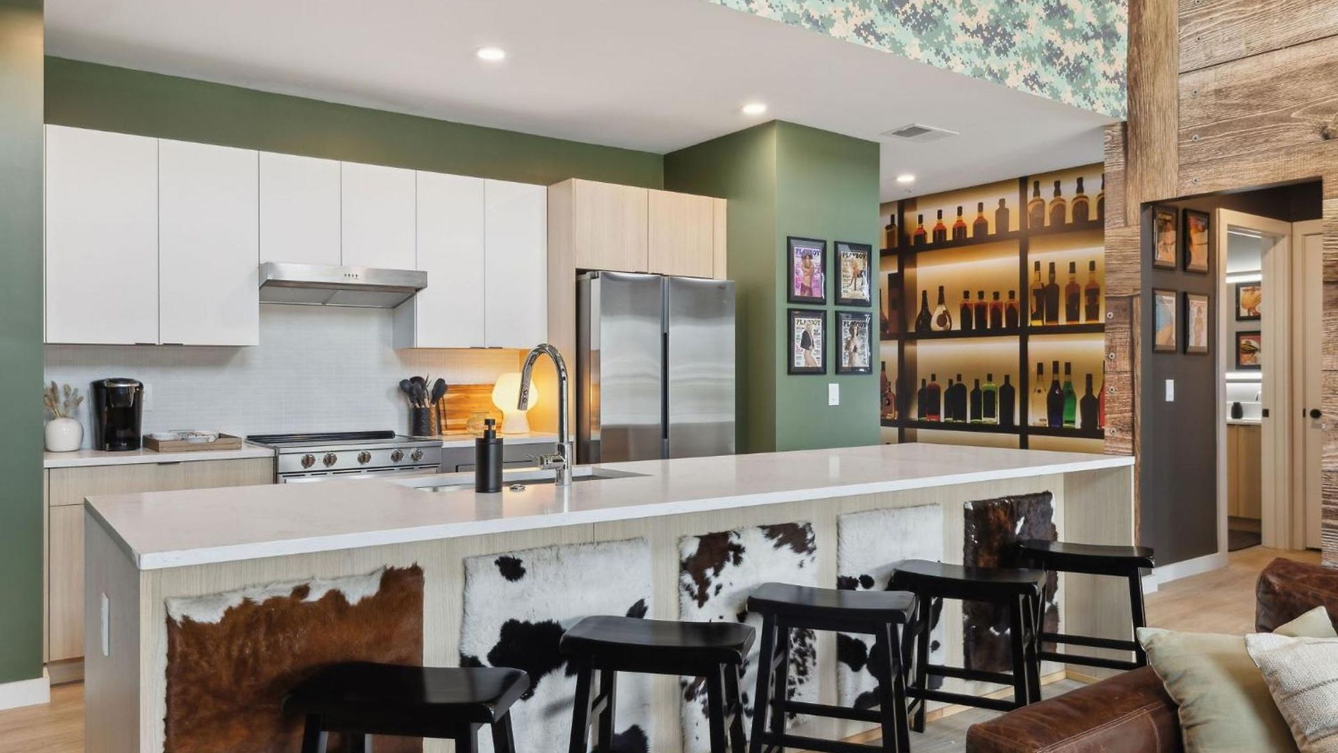 Apartment Walk To Broadway! The Man Cave/cowboys & Playboys With Pool & Gym *