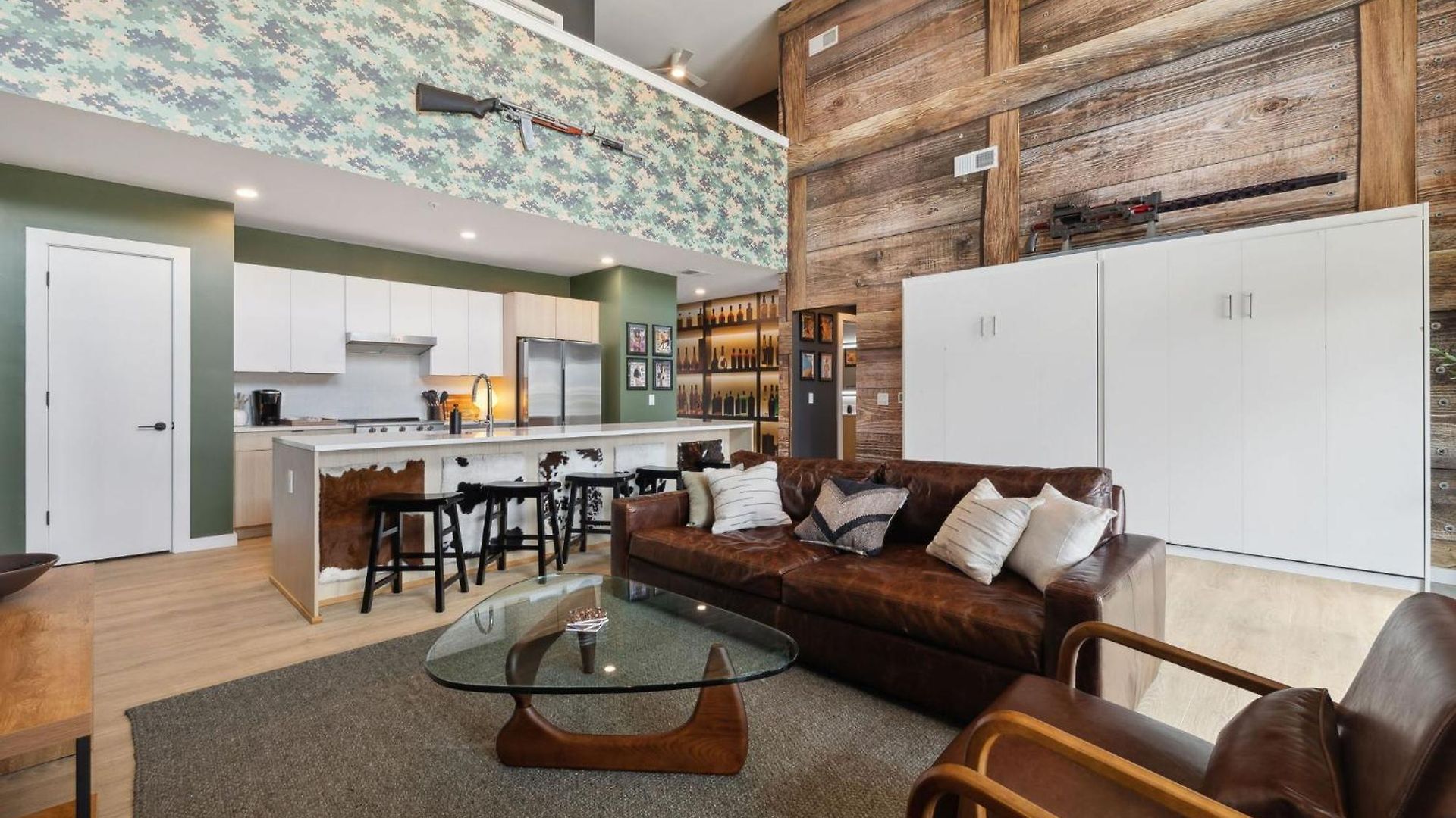 Walk To Broadway! The Man Cave/cowboys & Playboys With Pool & Gym *