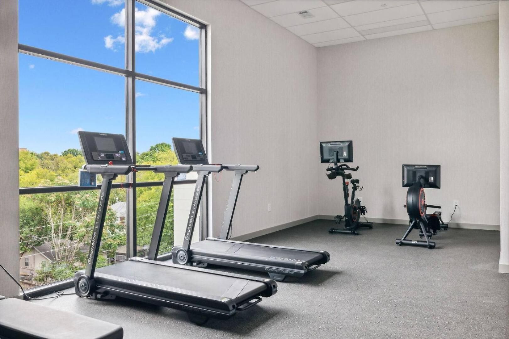 Let Er Buck On Music Row, Mins To Broadway With Pool, Gym, Balcony * Nashville