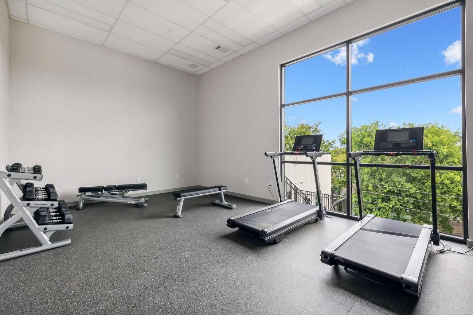 Let Er Buck On Music Row, Mins To Broadway With Pool, Gym, Balcony Holiday home