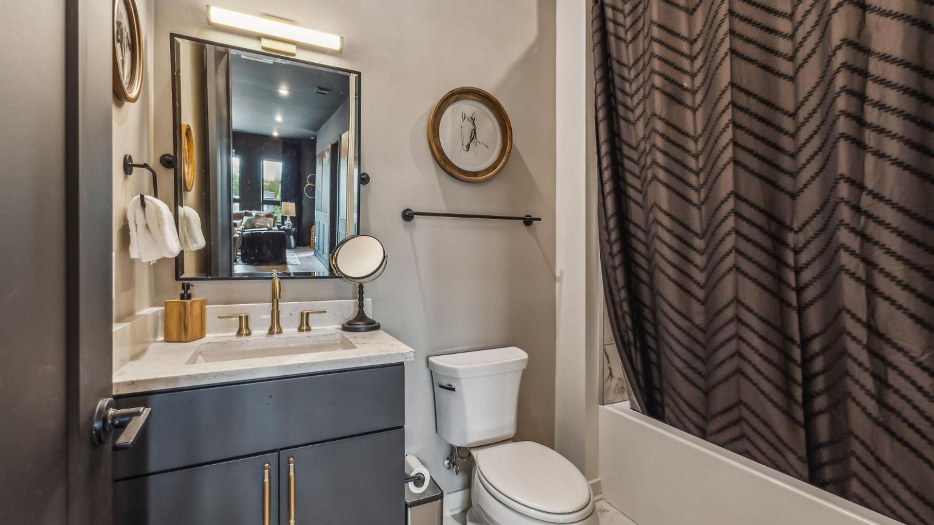 Let Er Buck On Music Row, Mins To Broadway With Pool, Gym, Balcony * Nashville