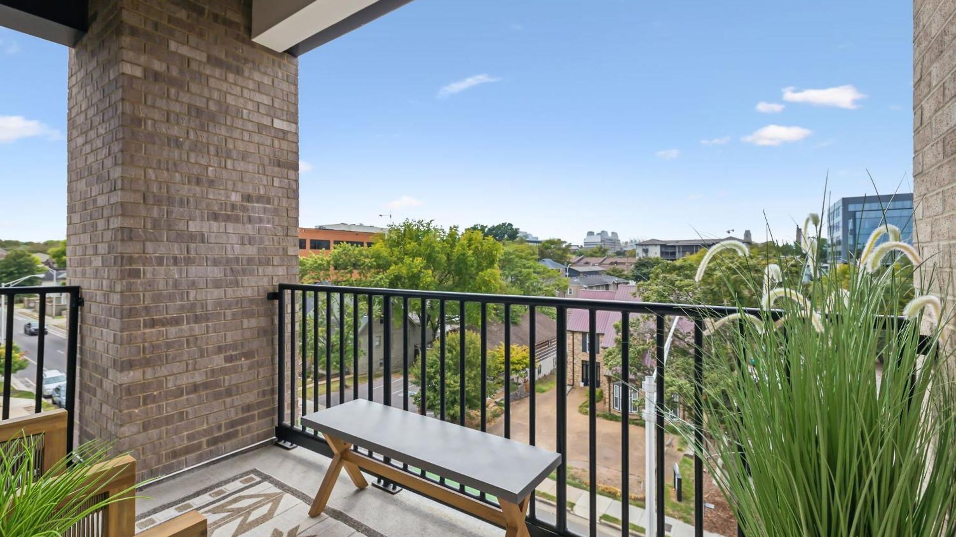 Holiday home Let Er Buck On Music Row, Mins To Broadway With Pool, Gym, Balcony Nashville
