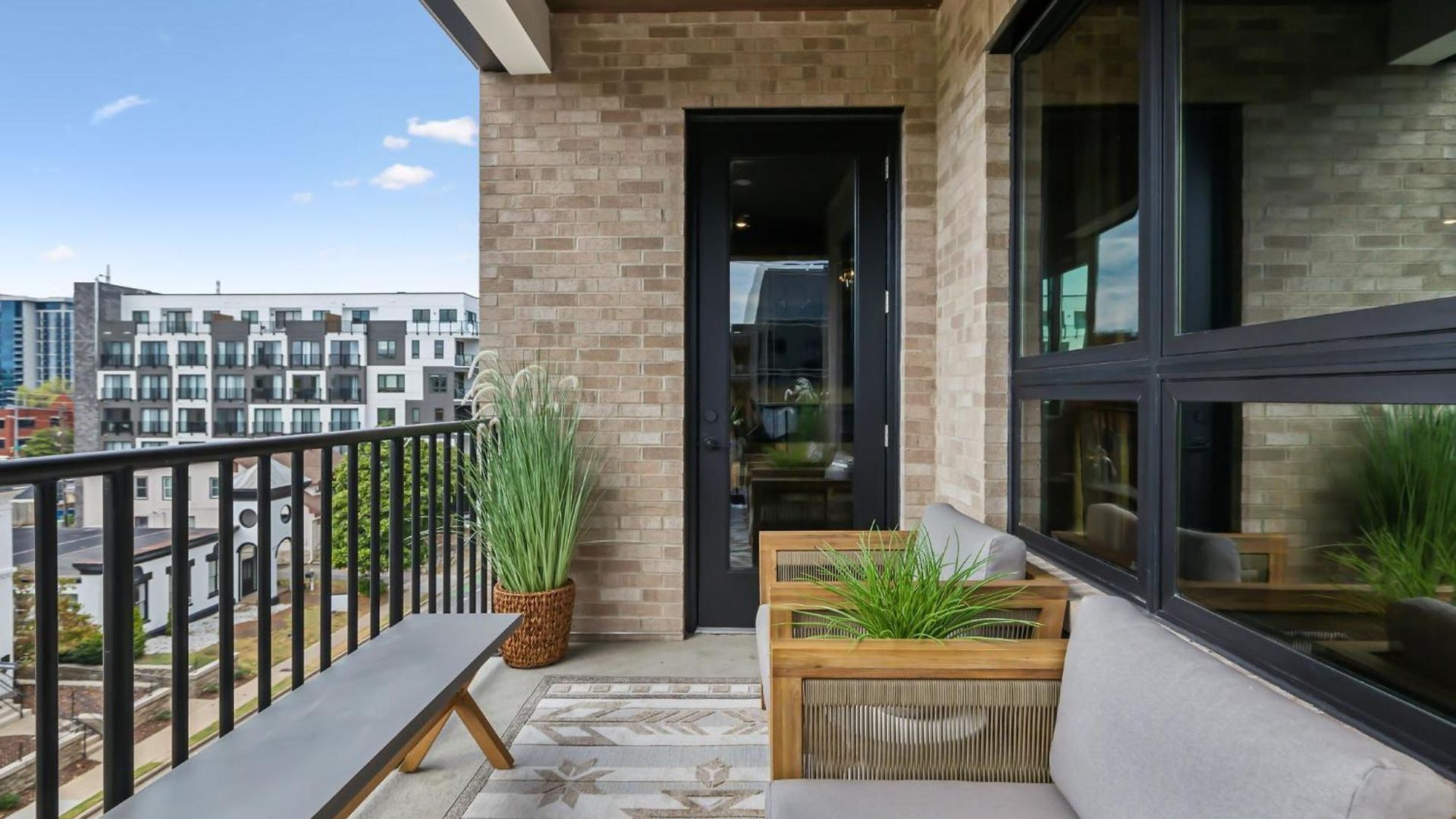 Let Er Buck On Music Row, Mins To Broadway With Pool, Gym, Balcony Nashville