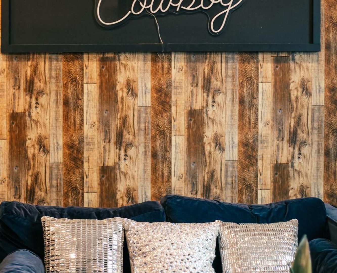 Rhinestone Cowboy 5 Min To Downtown Apartment