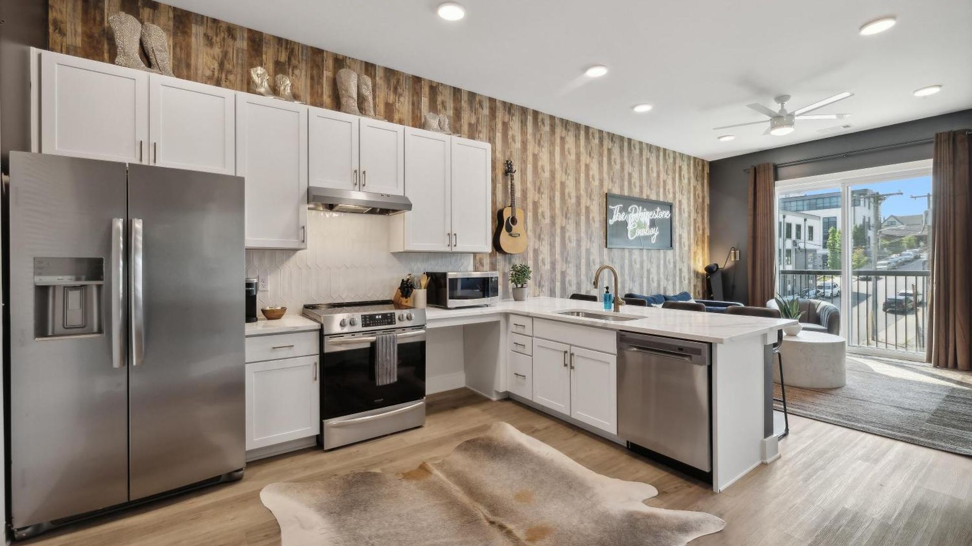Rhinestone Cowboy 5 Min To Downtown Apartment