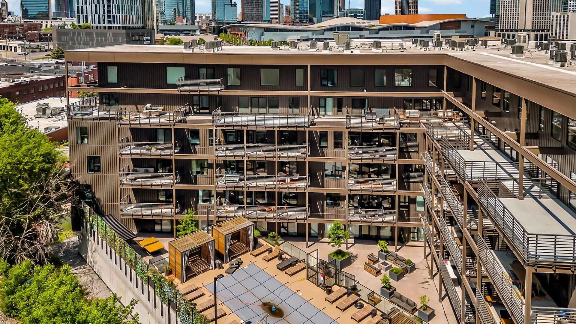 Boots On Broadway In Downtown With Parking, Pool, Gym Apartment