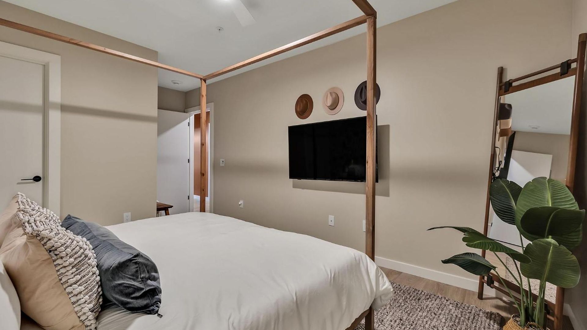 Boots On Broadway In Downtown With Parking, Pool, Gym *
