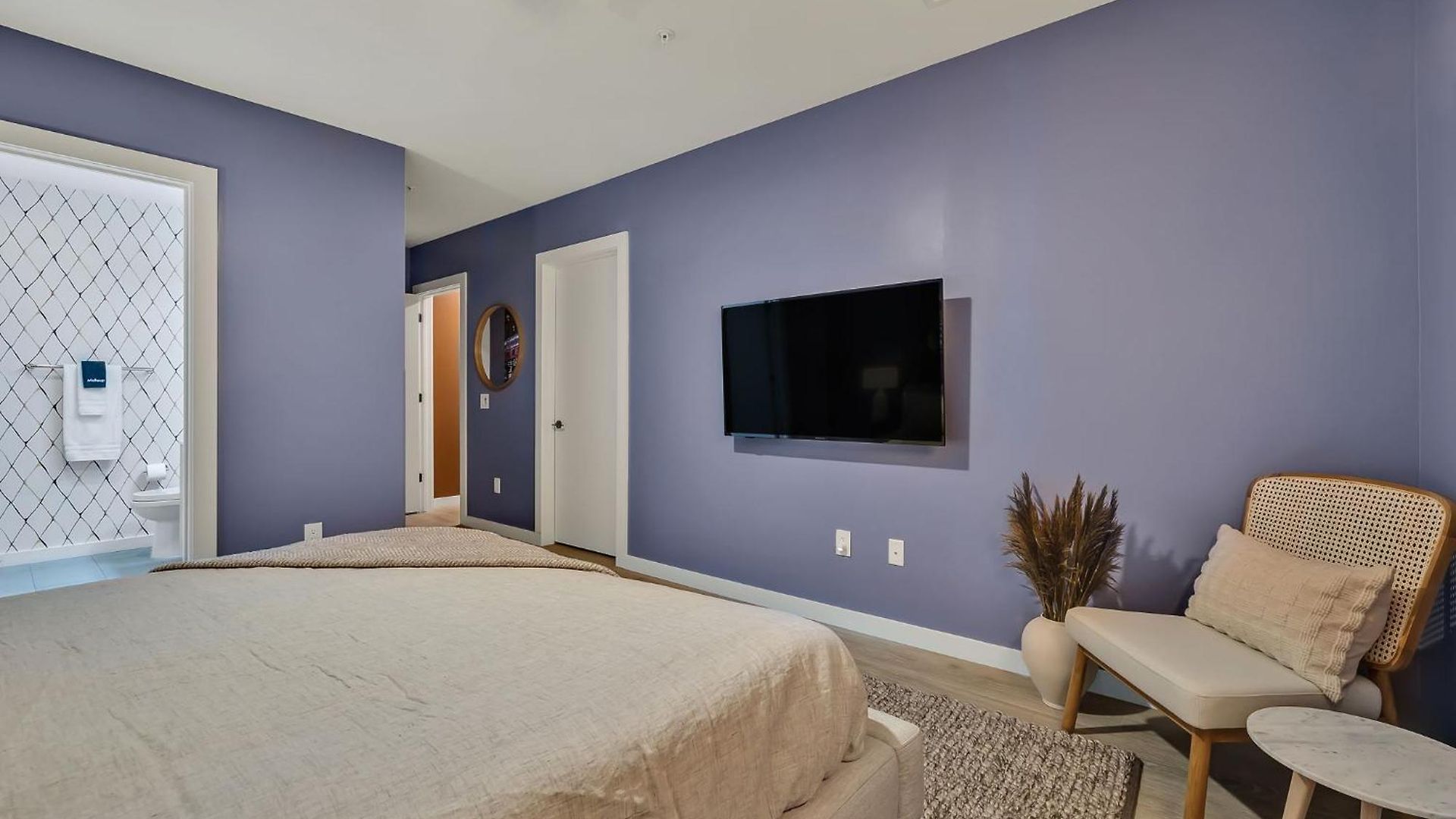 Boots On Broadway In Downtown With Parking, Pool, Gym Apartment *