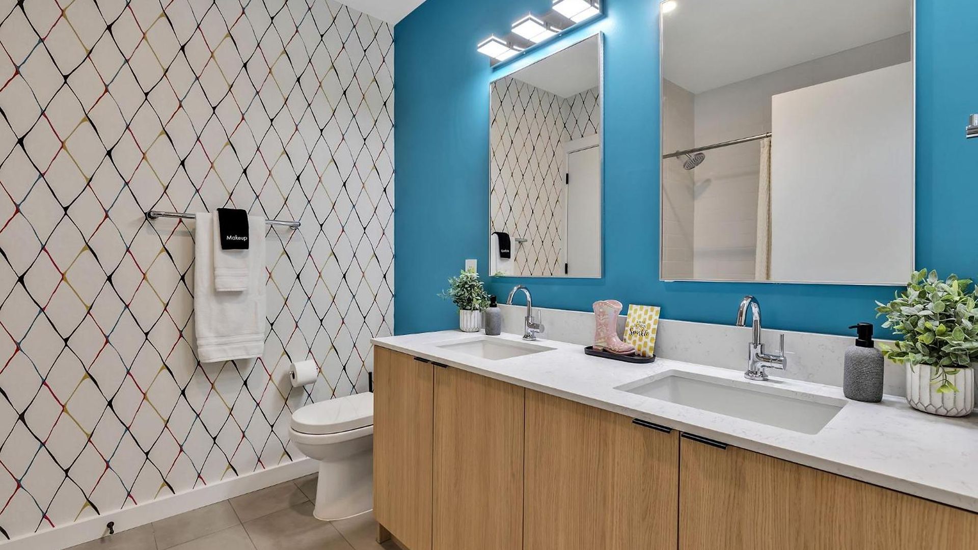 Apartment Boots On Broadway In Downtown With Parking, Pool, Gym *