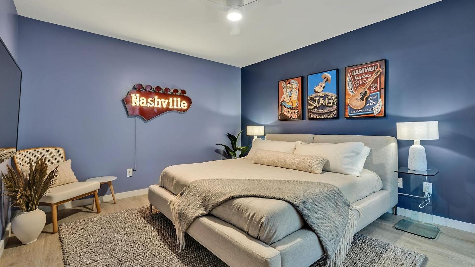 Boots On Broadway In Downtown With Parking, Pool, Gym Apartment *