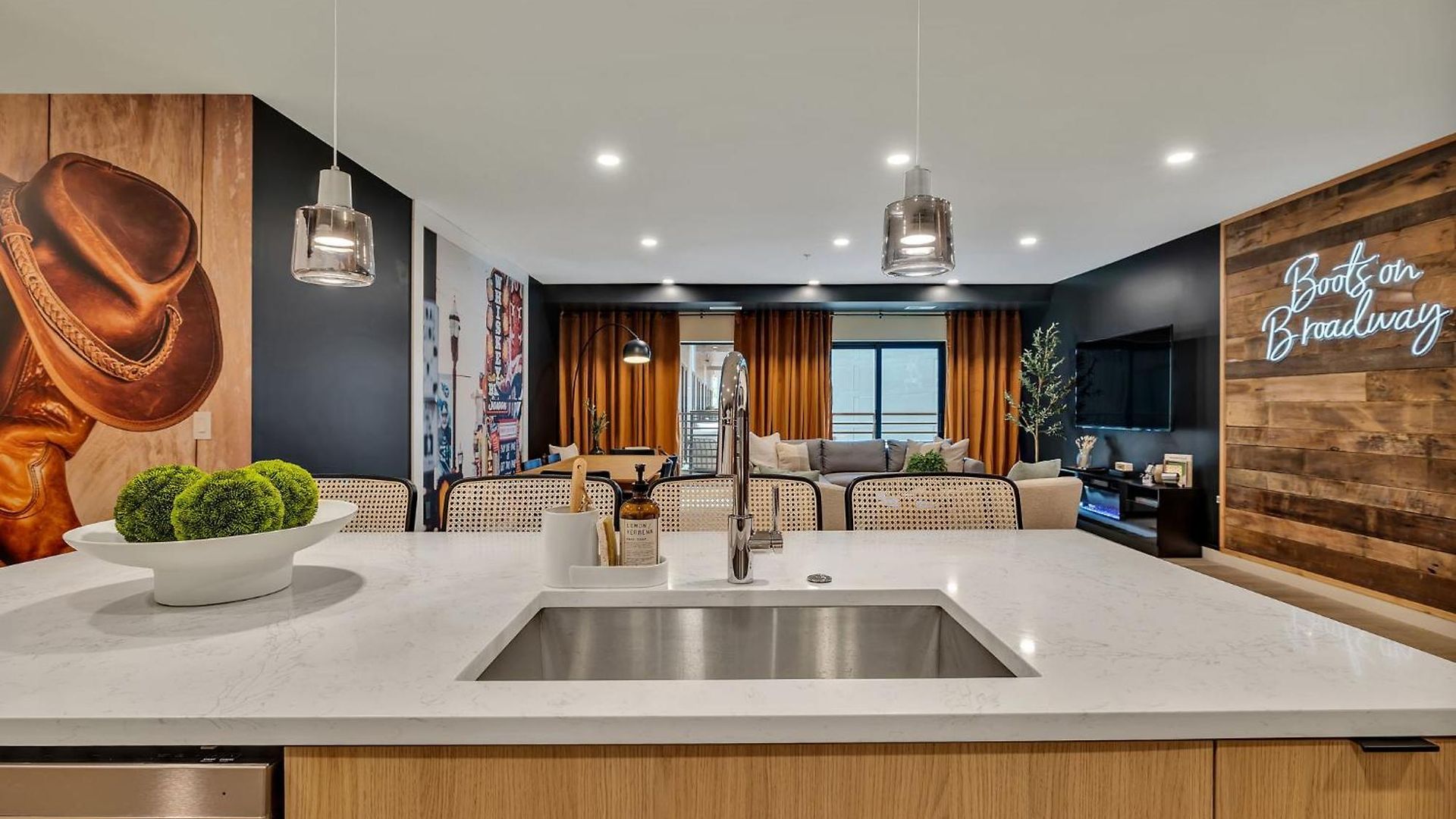 Boots On Broadway In Downtown With Parking, Pool, Gym * Nashville