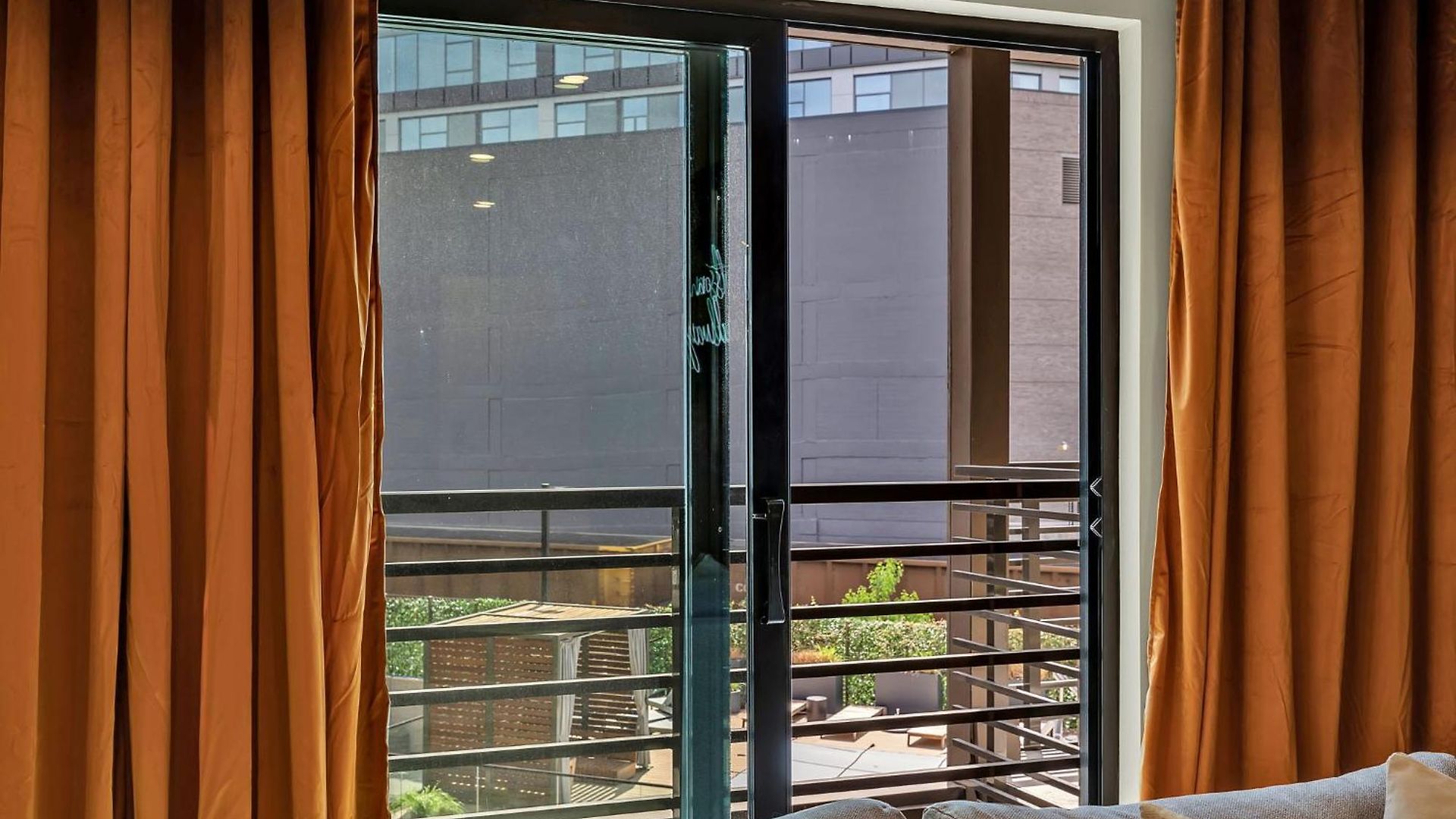 Boots On Broadway In Downtown With Parking, Pool, Gym
